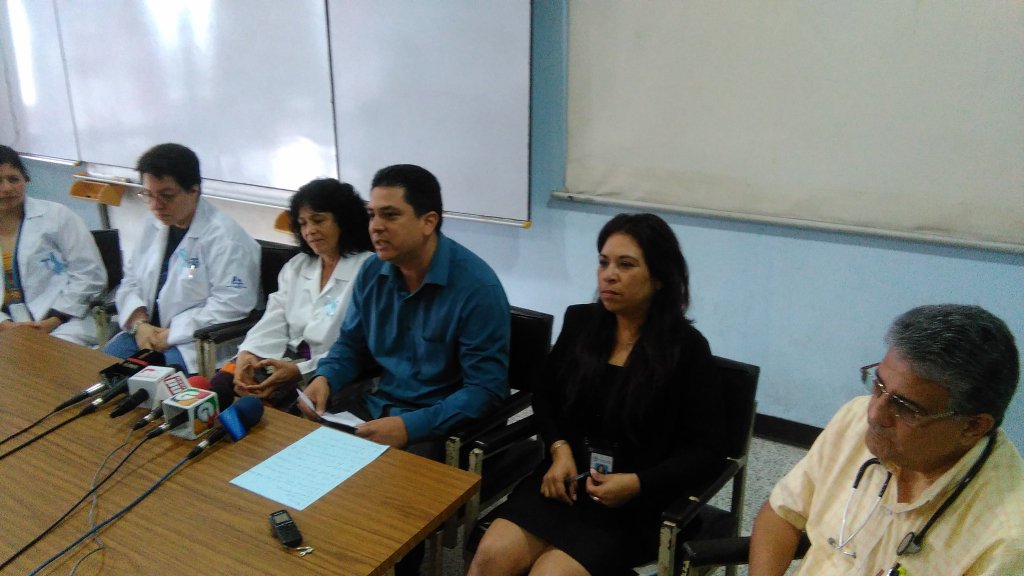 Médicos en conferencia dieron detalles de lo recaudado en concierto. (Foto Prensa Libre: Geldi Muñoz)