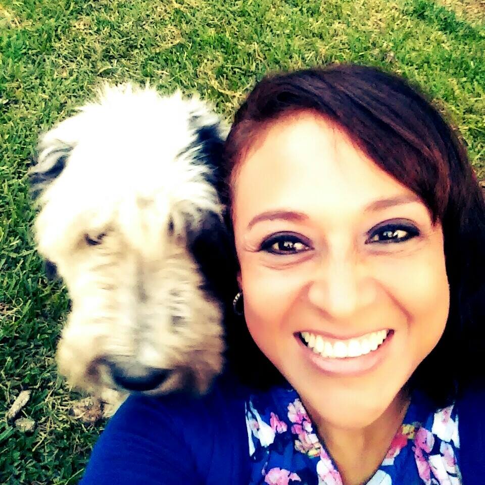 Dilia Carolina Teos Figueroa posa junto a su perro. Era un rescatista de animales.(Foto Prensa Libre: Facebook)