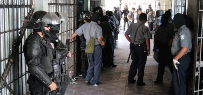 Autoridades salvadoreñas aumentan la seguridad dentro y fuera de centros penitenciarios. (Foto Prensa Libre: AP)