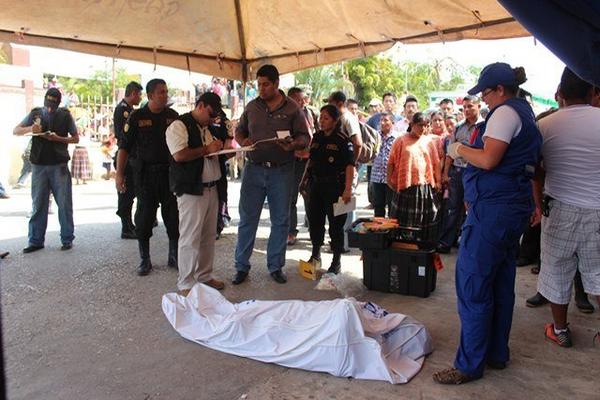 Lugar donde murió baleado el concejal tercero, Manuel Ical  Xí, en Sayaxché. (Foto Prensa Libre: Rigoberto Escobar)