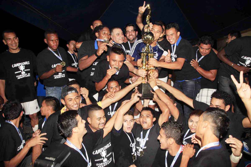Los jugadores de Honduras Progreso celebran la obtención del título en la liga hondureña. (Foto Prensa Libre: cortesía Diario Diez).