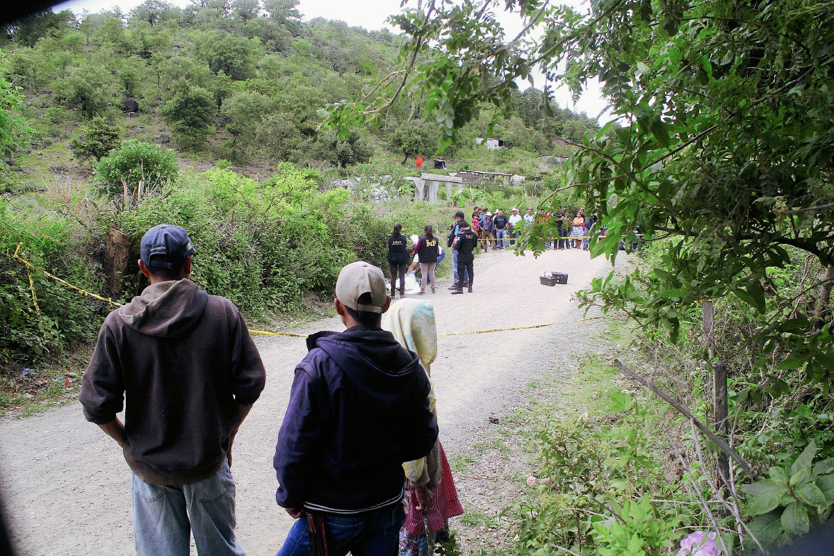 Autoridades resguardan el área donde murió baleado Juan Francisco Rodríguez, en San Pedro Pinula, Jalapa. (Foto Prensa Libre: Hugo Oliva)