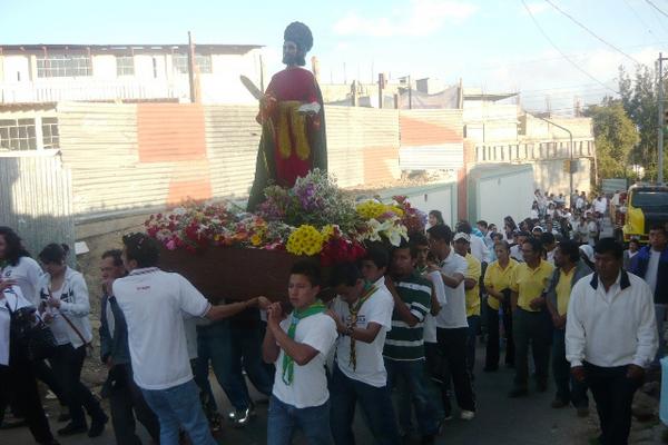 Feligreses sacaron en procesión la imagen de San Marcos Evangelista (Foto Prensa Libre: Genner Guzmán)