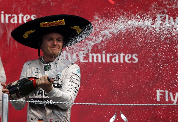 Nico Rosberg, con sombrero puesto, festeja en México. (Foto Prensa Libre: AFP)
