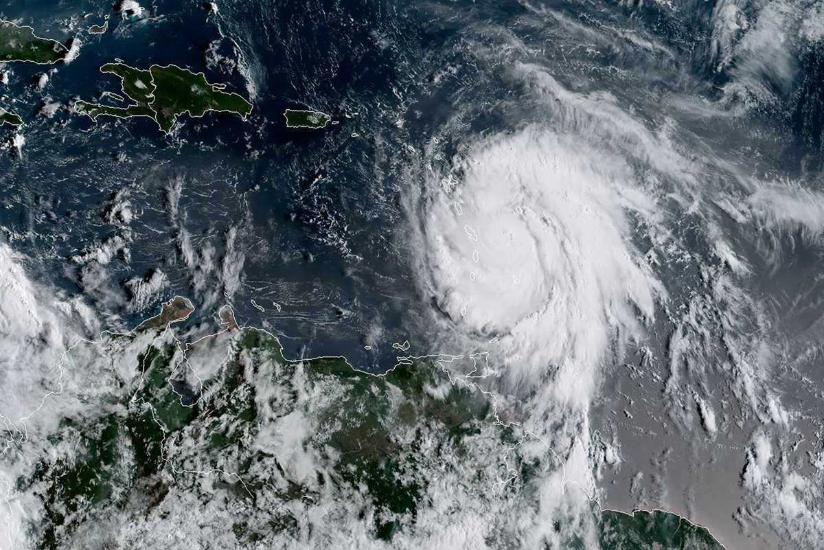 Imagen de satélite muestra el huracán María, entonces de categoría 4, cuando se movilizaba hacia islas caribeñas. (Foto: AFP)