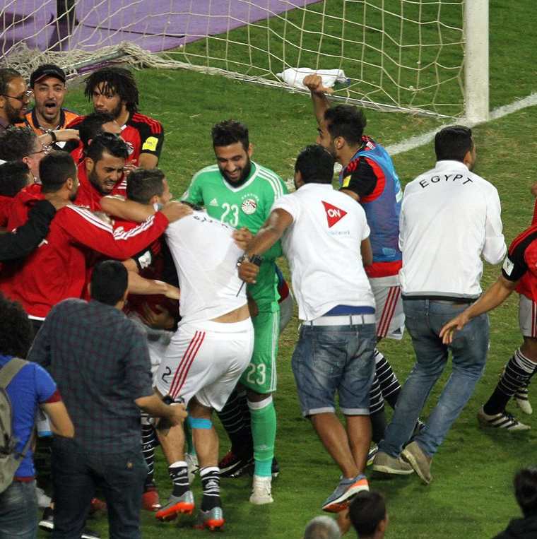 Una fiesta se vivió el domingo con el boleto de Egipto al Mundial de Rusia.  (Foto Prensa Libre: AFP).