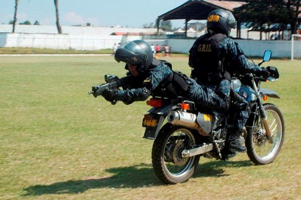 Dos agentes del grupo policial Los Lobos muestran técnicas de combate a la delincuencia en Chimaltenango. (Foto Prensa Libre: Víctor Chamalé) <br _mce_bogus="1"/>