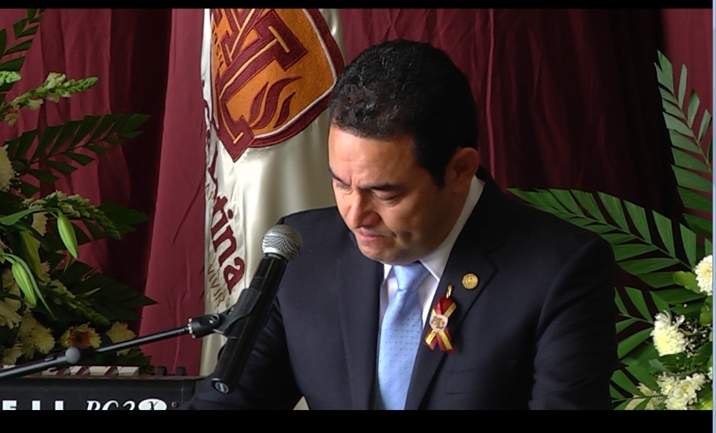 El presidente Jimmy Morales asistió al servicio funerario de Virgilio Zapata Arceyuz, fundador del Instituto América Latina, donde lloró, pero no dio declaraciones. (Foto Prensa Libre: Guatevisión)