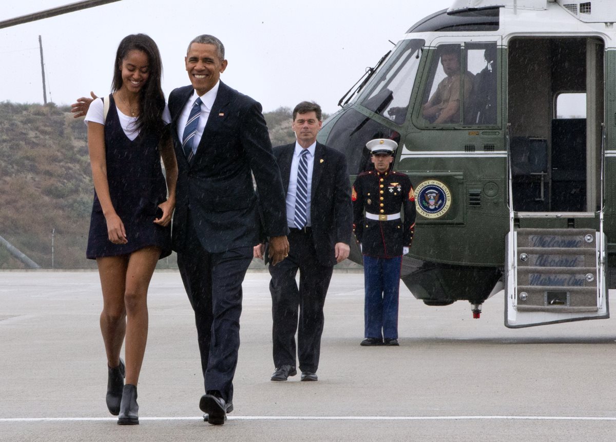 Malia Obama junto a su padre Barack en Los Ángeles rumbo a San Francisco. (Foto Prensa Libre: AP).
