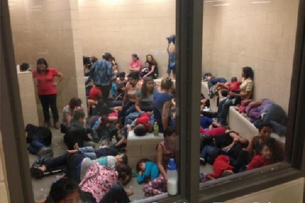Los centros de detención temporal en Texas y Arizona están hacinados. Niñas y niños son amontonados en cuartos reducidos y duermen en el piso. (Foto Prensa Libre: ARCHIVO)