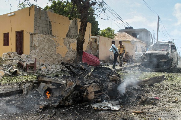 Efectivos de la policía somalíes secongregan en el lugar la explosión. (Foto Prensa Libre: EFE)