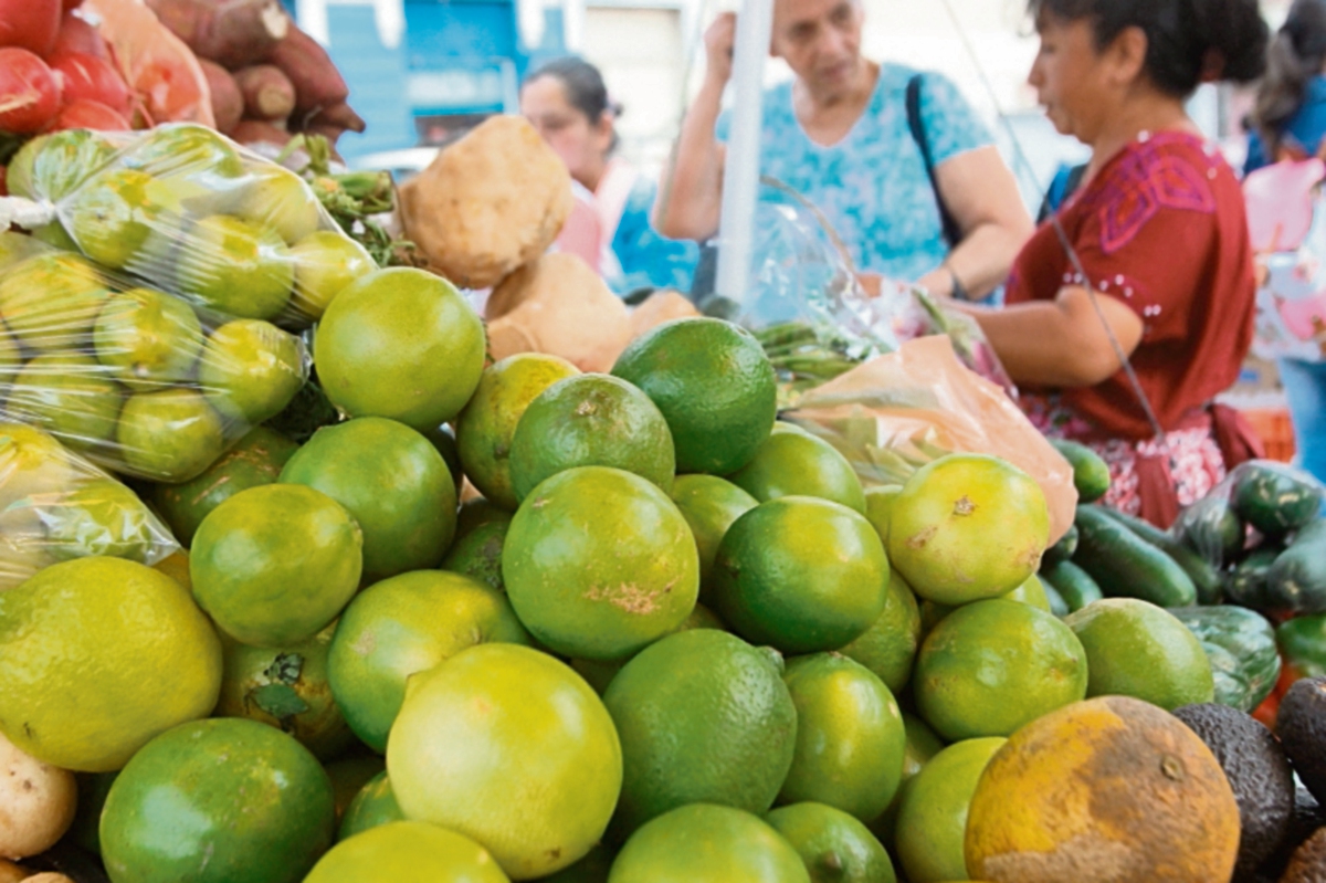 Vendedores aseguraron que el limón criollo está escaso y el precio continuará al alza. (Foto Prensa Libre: Alvaro Interiano)