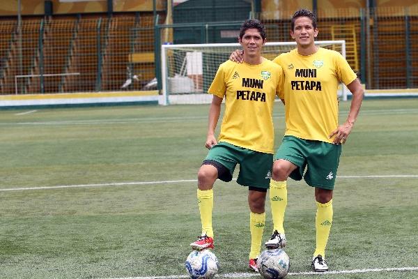 Los hermanos Joshua y Marbel Aragón disfrutan del futbol y ahora comparten el mismo equipo: Petapa. (Foto Prensa Libre: Edwin Fajardo)<br _mce_bogus="1"/>