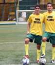Los hermanos Joshua y Marbel Aragón disfrutan del futbol y ahora comparten el mismo equipo: Petapa. (Foto Prensa Libre: Edwin Fajardo)<br _mce_bogus="1"/>