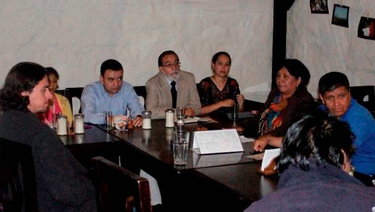 Luis Grijalva —de corbata— dialoga con profesionales de sectores de la ciudad de Quetzaltenango. (Foto Prensa Libre: María José Longo)