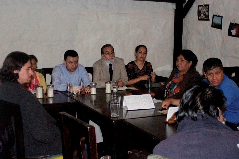 Luis Grijalva —de corbata— dialoga con profesionales de sectores de la ciudad de Quetzaltenango. (Foto Prensa Libre: María José Longo)