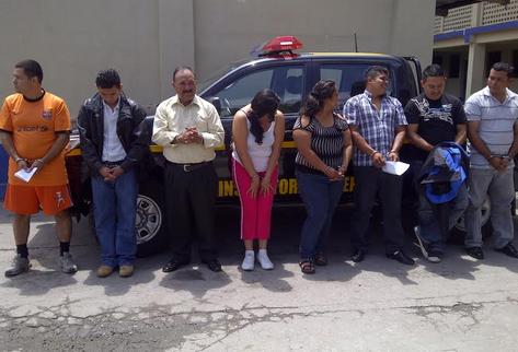 Presuntos secuestradores detenidos durante operativo. (Foto Prensa Libre: Estuardo Paredes)