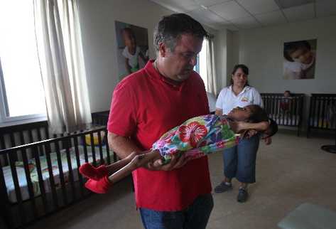 María Cristina, quien tiene  6 años y pesa 15 libras, ingresó en la Fundación  Esperanza de Vida el 22 de junio. Casi no puede moverse, pero ya se escucha su llanto. Su peso debería ser de 43.6 libras.