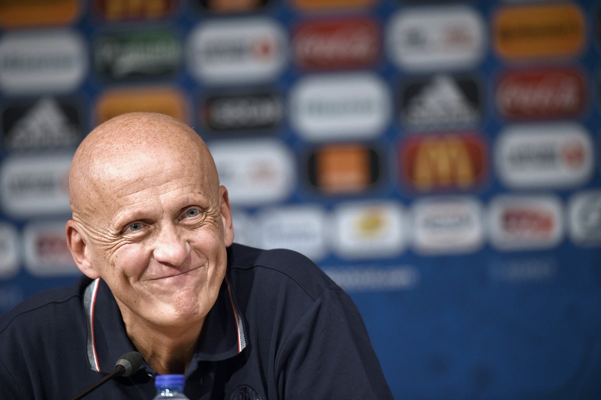 El italiano Pierluigi Collina aseguró que la tecnología de gol mejorará el arbitraje de la Eurocopa. (Foto Prensa Libre: AFP)