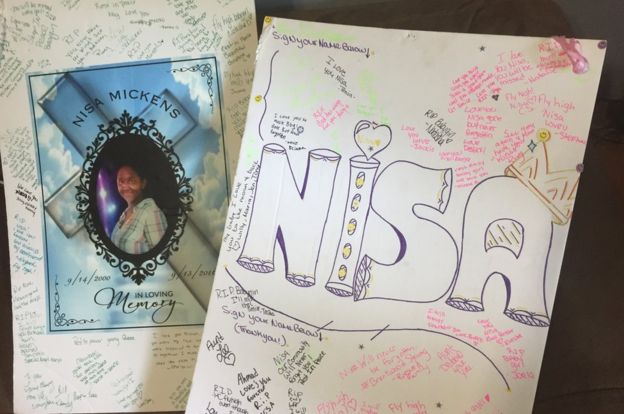 "Hasta el día de mi muerte conservaré estos carteles", dice la mamá de Nisa Mickens.(BBC Mundo).