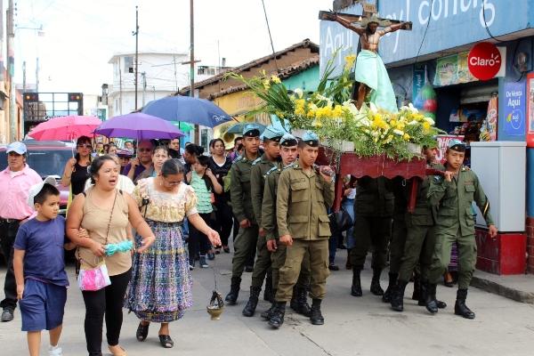 Un Crucifijo de más de trescientos años fue donado al Hospital Regional de Quiché por la familia de Juan Irene Santos. (Foto Prensa Libre: Óscar Figueroa)<br _mce_bogus="1"/>