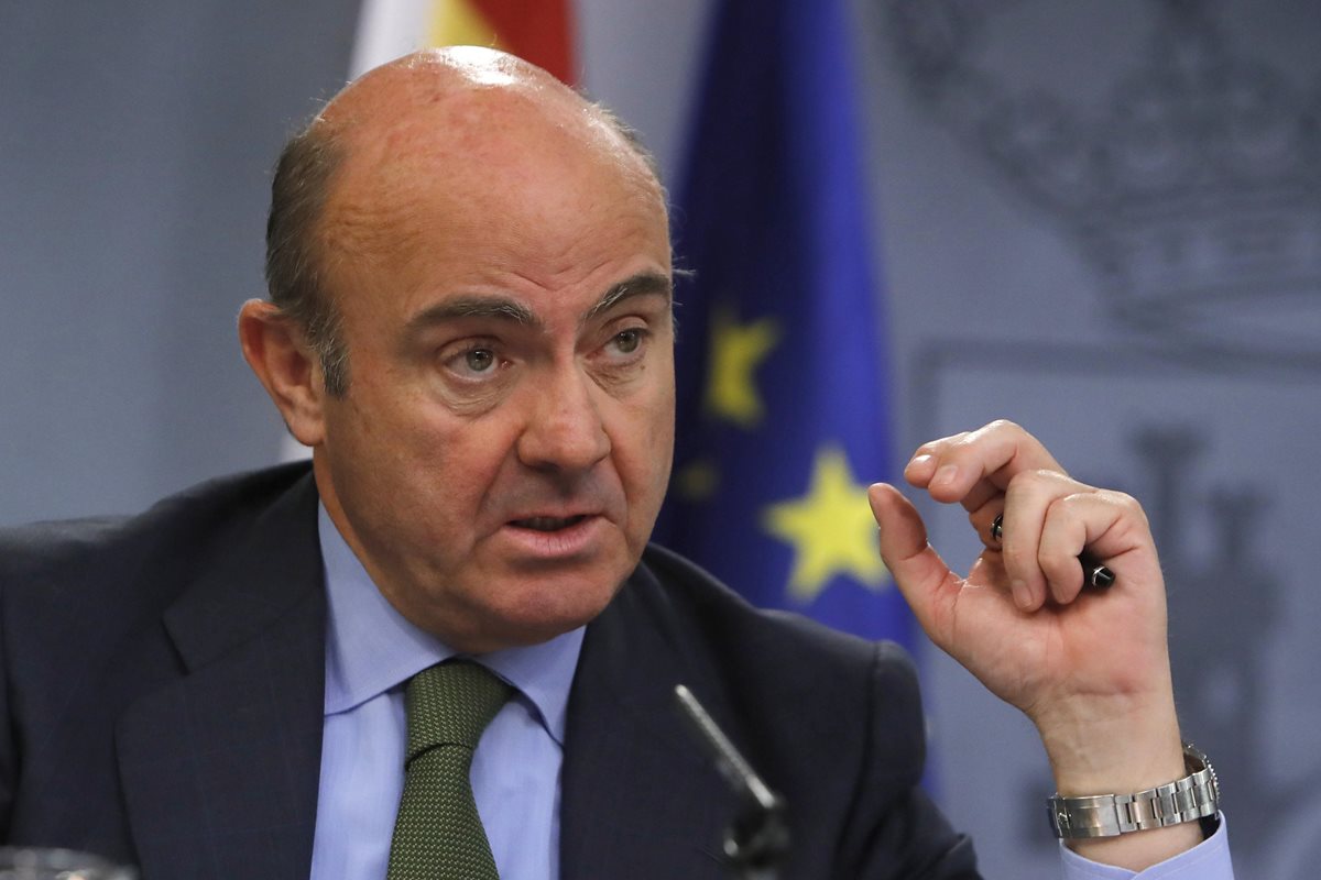 El ministro de Economía, Luis de Guindos, informa que en Consejo de Ministros se aprobó remitir a Bruselas de la actualización del Programa de Estabilidad de España. (Foto Prensa Libre: EFE)