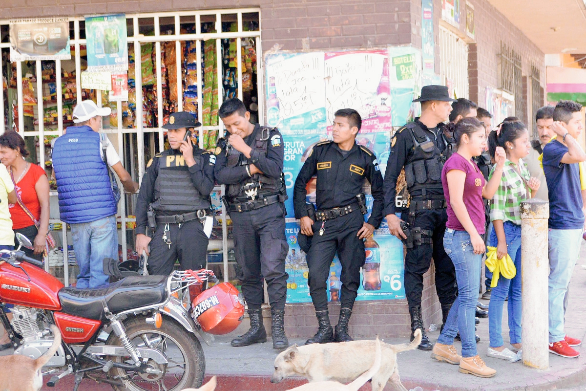Agentes de la PNC patrullan una de las calles de Cuilapa, Santa Rosa, donde se han registrado disturbios. (Foto Prensa Libre: Oswaldo Cardona)