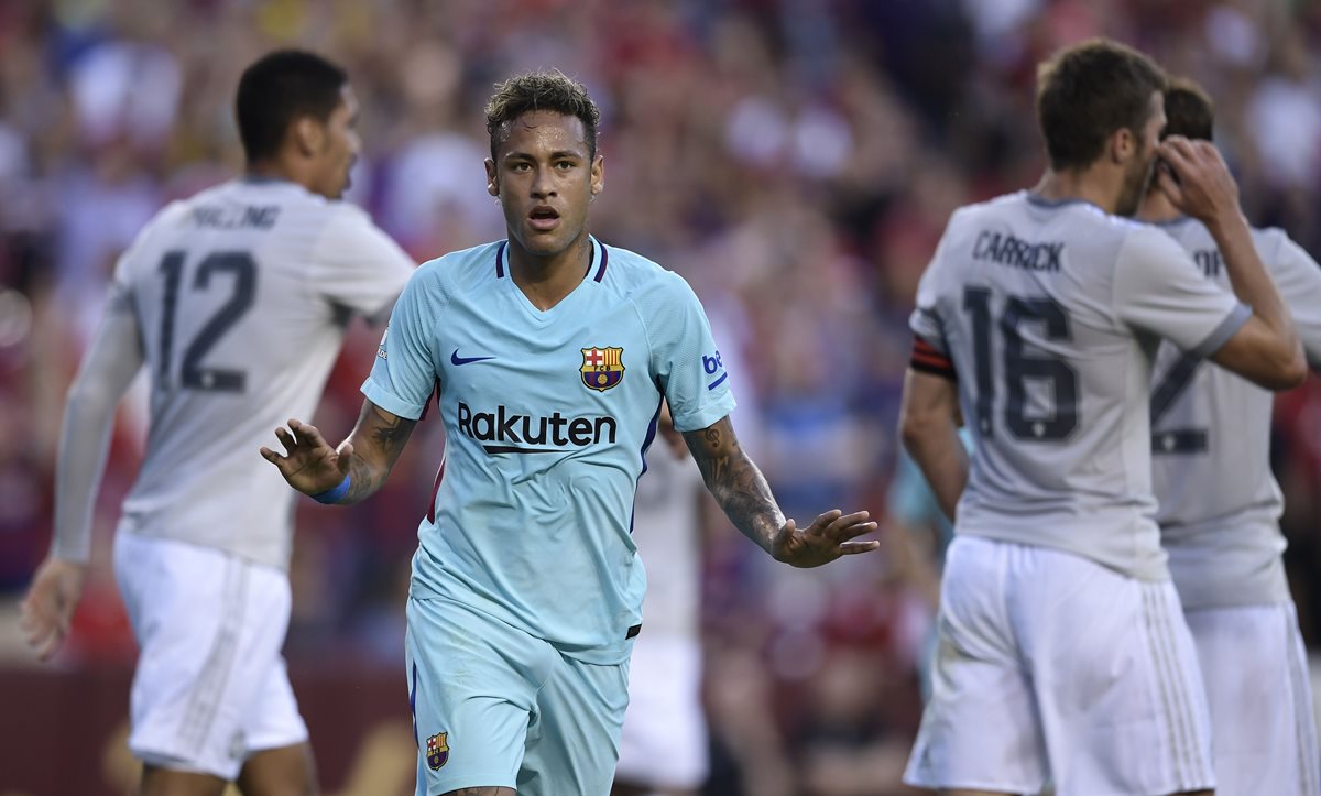 Neymar pide calma a los seguidores luego de anotar frente al Manchester City. (Foto Prensa Libre: AFP)