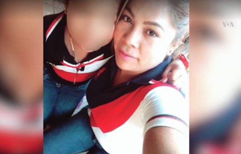 Desde hace más de un mes, Jenny González no ha abrazado a sus hijos, que le fueron arrebatados en la frontera. (Foto Prensa Libre: captura video Voz de América)