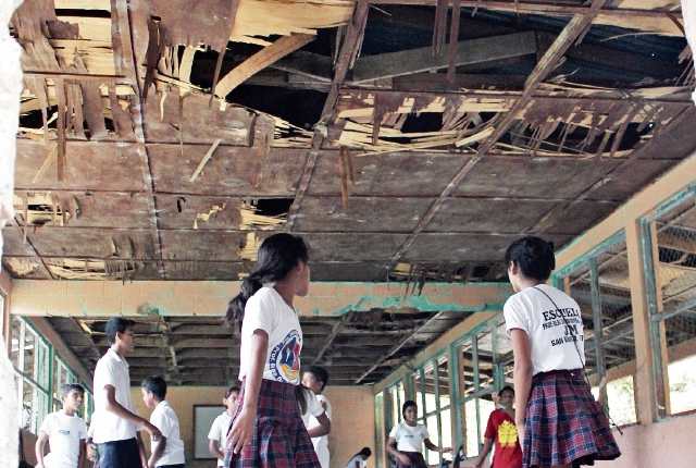 Ante la falta de opciones, estudiantes de la escuela del barrio Playa Blanca, San Benito, Petén, utilizan aulas deterioradas por falta de mantenimiento. (Foto Prensa Libre: Rigoberto Escobar)