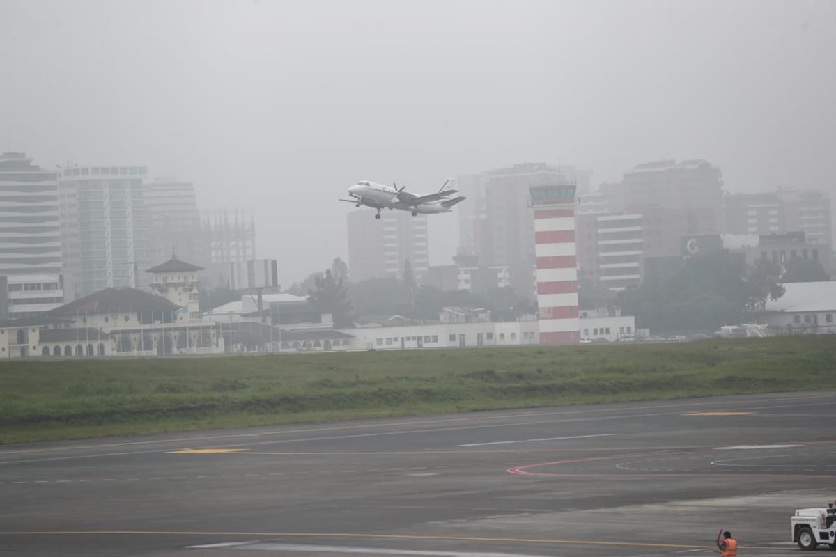 Los vuelos en el Aeropuerto Internacional La Aurora se reanudaron al mejorar la visibilidad. (Foto Prensa Libre: Erick Ávila).