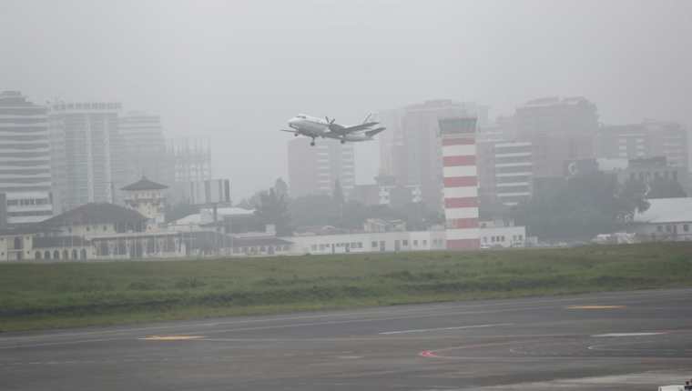 Los vuelos en el Aeropuerto Internacional La Aurora se reanudaron al mejorar la visibilidad. (Foto Prensa Libre: Erick Ávila).