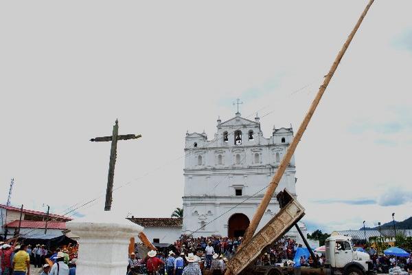 Vecinos colocan,  frente a la iglesia de Cubulco, el tallo que utilizarán en la Danza del Palo Volador.