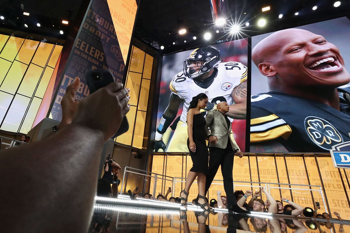 Ryan Shazier camina para anunciar la elección de los Steelers en el Draft 2018. (Foto Prensa Libre: AFP)