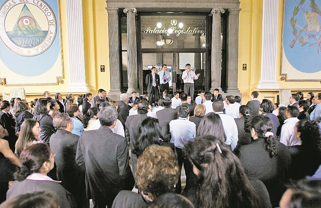 Los trabajadores del Congreso deberán registran su huella al entrar y salir del edificio. (Foto Prensa Libre: Hemeroteca PL)