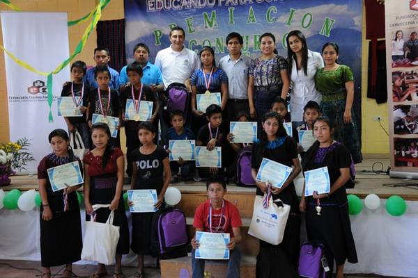 Estudiantes cuyos trabajos fueron premiados en concurso de dibujo posan junto a organizadores y maestros. (Foto Prensa Libre: Cortesía)<br _mce_bogus="1"/>