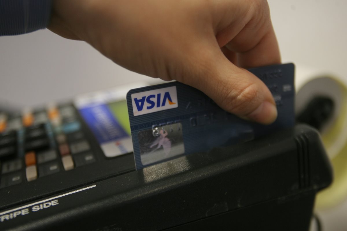 Comercios ya no ofrecen pagos por cuotas con tarjetas de crédito. (Foto Prensa Libre: Hemeroteca PL)