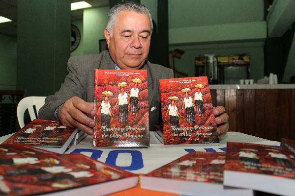Alfredo Morales, de la Fraternidad Cultural Verapacense,  muestra un ejemplar del libro.