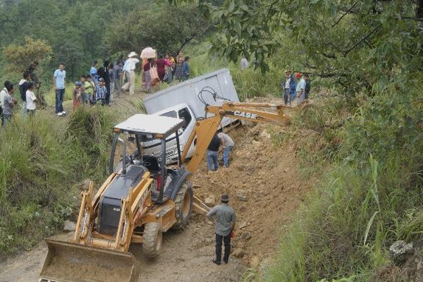 Camión queda  atrapado entre el lodo, tras  deslizamiento.