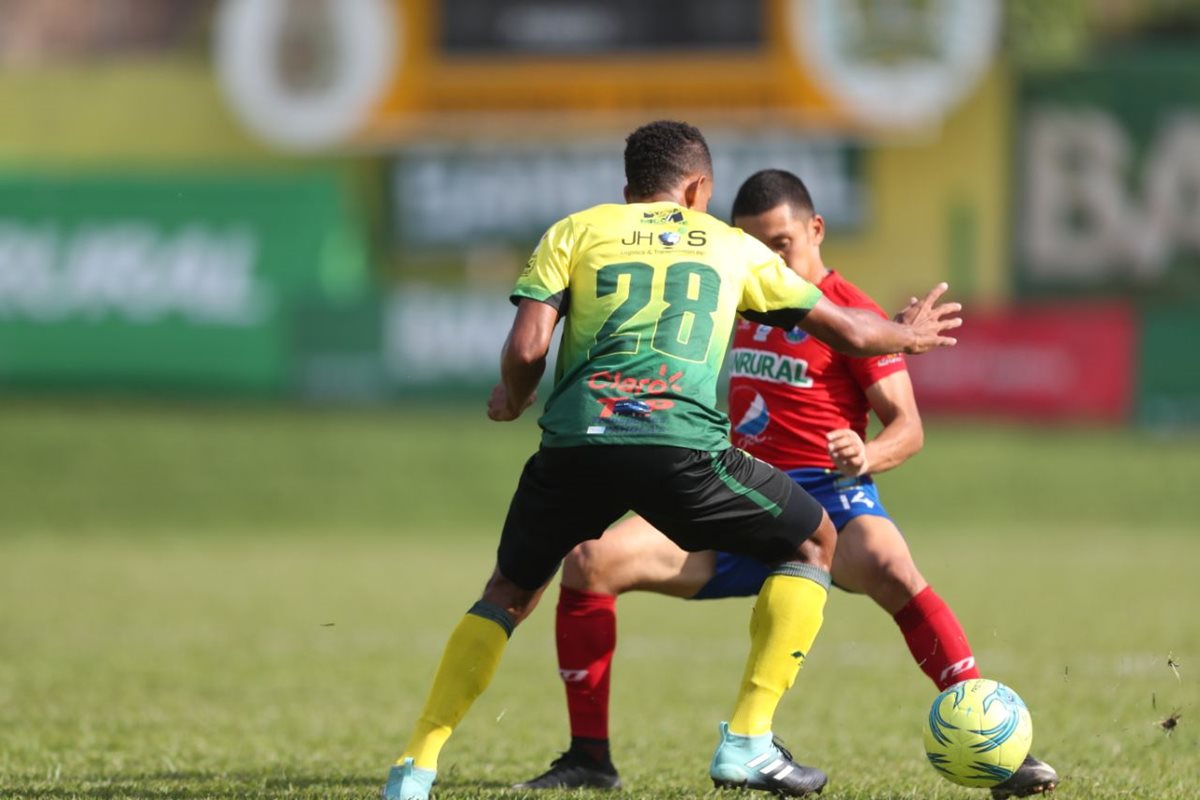 José Corena, de Guasta, protege el balón de Jaime Alas. (Foto Prensa Libre: Edwin Fajardo).