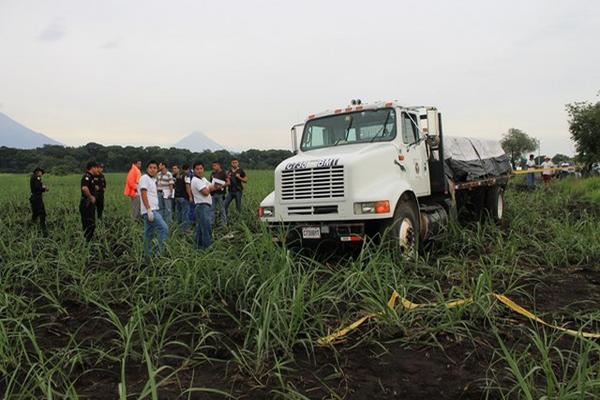 Delincuentes intentaron robar un camión y atacaron al conductor y a su ayudante en Escuintla. (Foto Prensa Libre: Enrique Paredes)