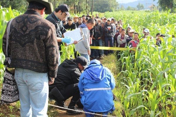 Curiosos observan el cuerpo  de Joaquín Chiroy, quien murió baleado en El Tablón, Sololá. (Foto Prensa Libre: Ángel Julajuj)