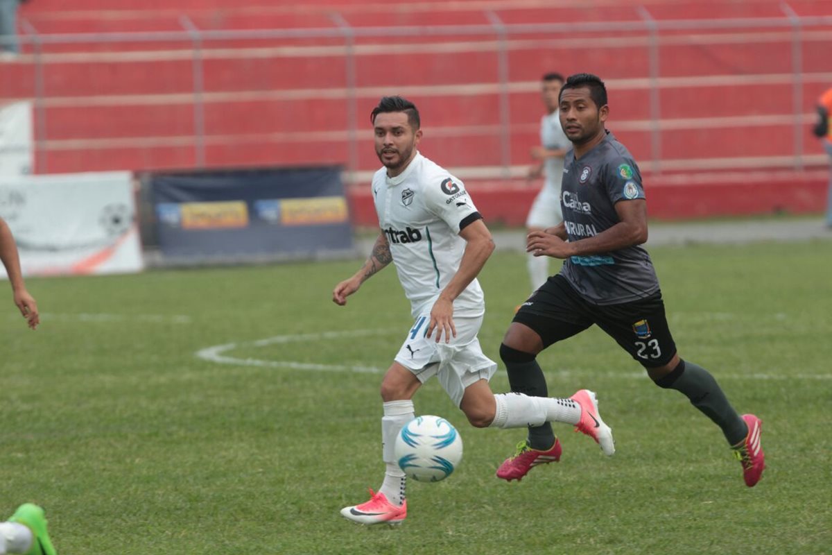 Kendel Herrarte corre por el balón ante la marca de Wálter Galicia. (Foto Prensa Libre: Norvin Mendoza)