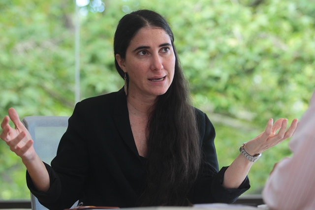 Yoani Sánchez explica en la entrevista la situación de la libertad de expresión en Cuba. (Foto Prensa Libre: Álvaro Interiano)
