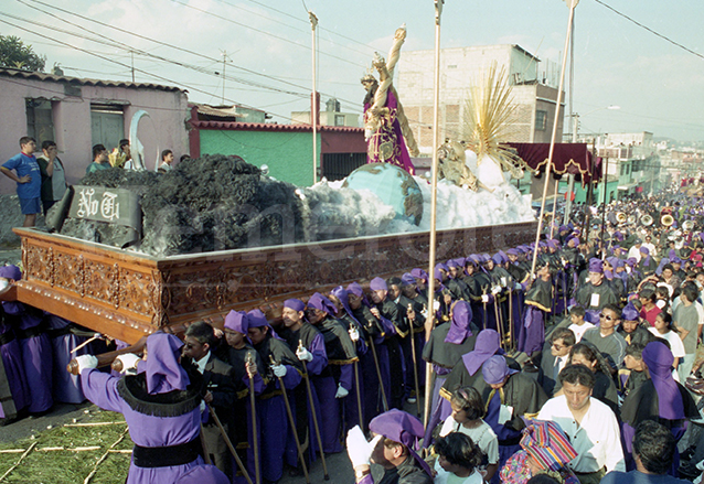 Jesús de las Tres Potencias en su procesión del Lunes Santo del año 2000 estrena la imponente cruz barroca llamada del "Milenio". (Foto: Hemeroteca PL)