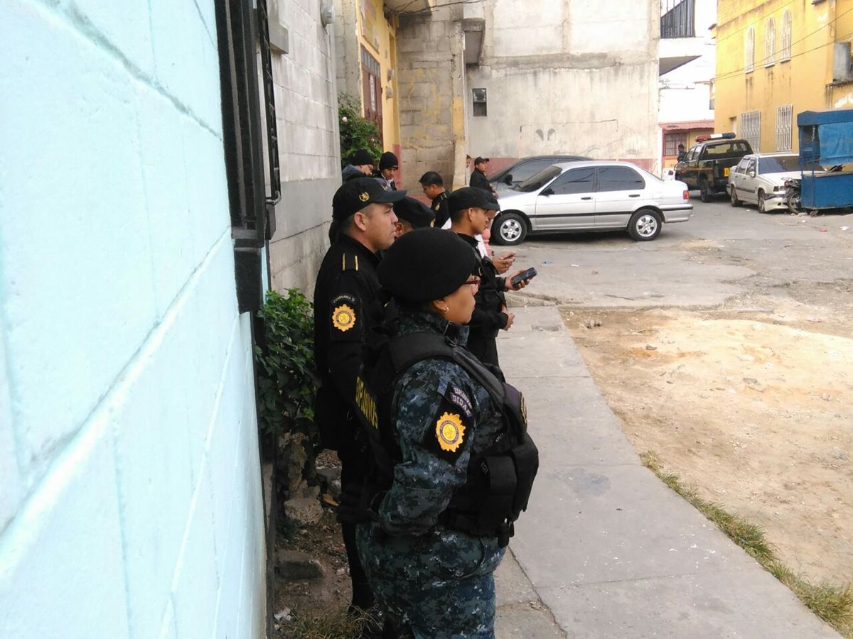 La Policía Nacional Civil allana varios inmuebles para capturar a extorsionistas. (Foto Prensa Libre: Estuardo Paredes)