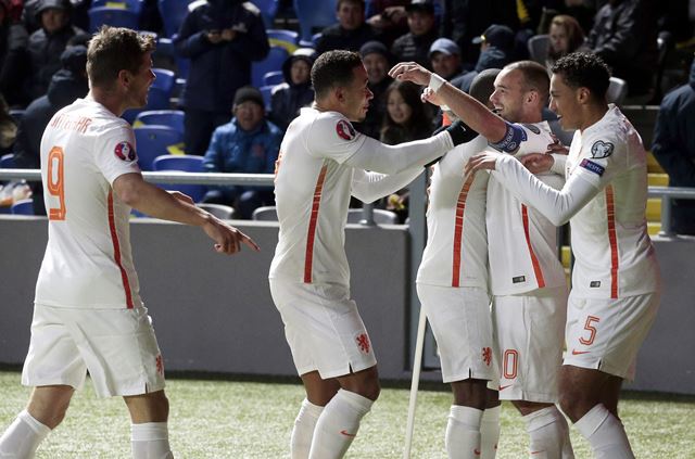 Wesley Sneijder celebra con sus compañeros uno de los goles (Foto Prensa Libre: EFE)