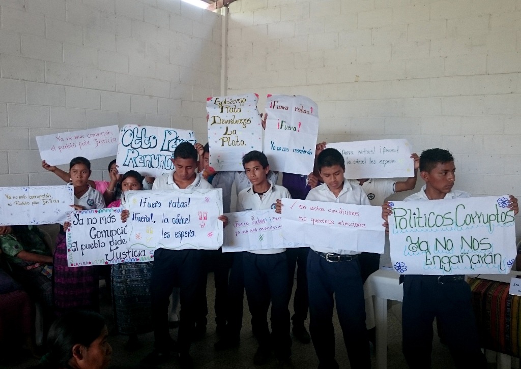Estudiantes muestran carteles en los que se lee consignas contra el Gobierno, en Rabinal, Baja Verapaz. (Foto Prensa Libre: Carlos Grave)