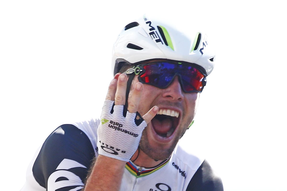 Cavendish señala con sus dedos su cuarta victoria en este Tour de Francia. (Foto Prensa Libre: AP)