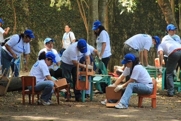 Empleados de Walmart pintan escritorios de la escuela de la ONG Asociación Nuestros Ahijados de Guatemala. (Miguel López)